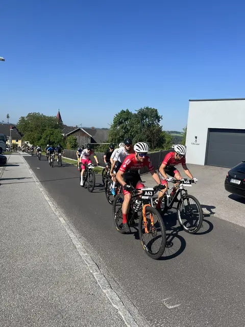 Unter den vielen SportlerInnen beim Granitmarathon waren auch die Fahrer des next125 Hackl-Lebensräume Vereins zu finden.  | Foto: Franz Hackl