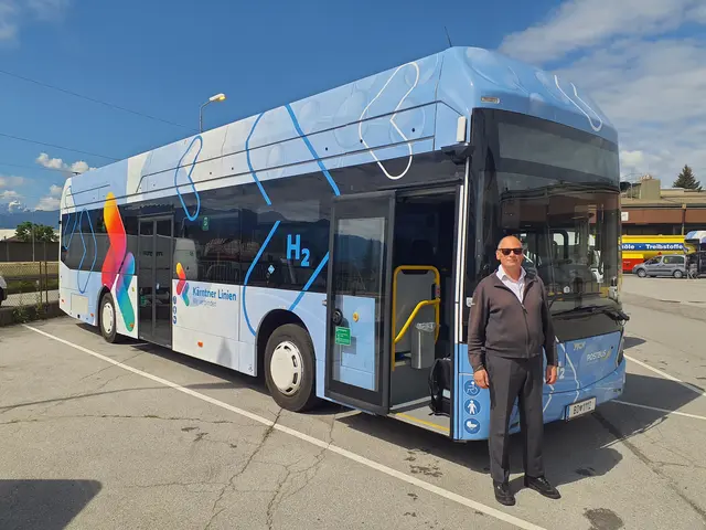 Michael Gärtner lenkt einen der neuen Wasserstoffbusse, die auch im Rosental unterwegs sind. | Foto: ÖBB Postbus