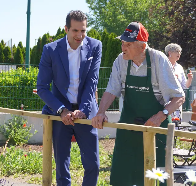 Die Gartenarbeit findet großen Anklang bei den Bewohnerinnen und Bewohnern.  | Foto: MeinBezirk/Barbara Babonitsch-Diewald