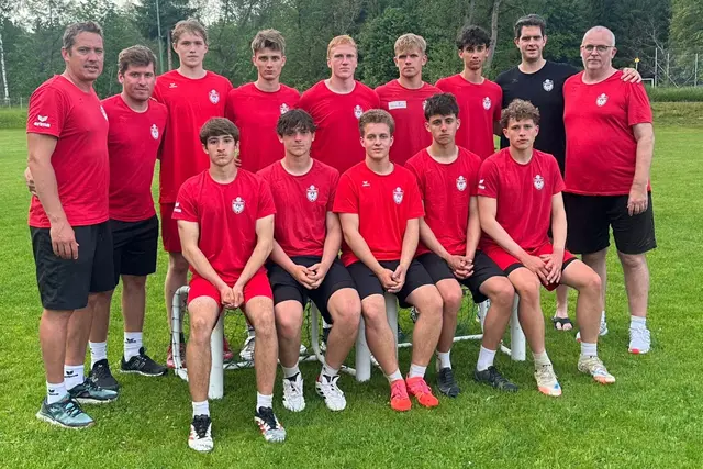 Leonel Obst (sitzend 2.v.l.) ist im Kader der U18-Weltmeisterschaft. | Foto: Faustball Austria