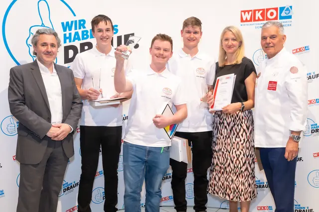 Die besten Fleischerlehrlinge mit Gratulanten (v. l.): Landesinnungsmeister-Stellvertreter Rudolf Wegschaider, Manuel Rabeder (zweiter Platz), Andreas Trinkl (erster Platz), Manuel Schwab (dritter Platz), BDS Andrea Stögbauer und WKOÖ-Vizepräsident Leo Jindrak. | Foto: Röbl