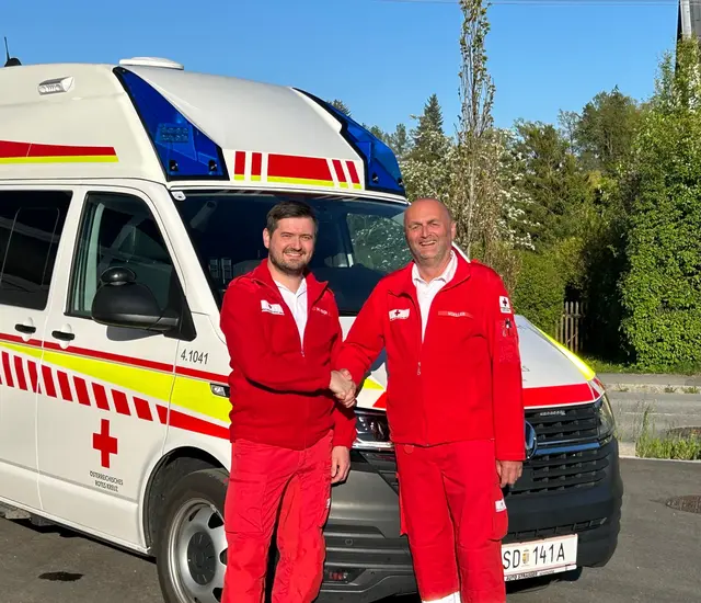 Nach acht Jahren an der Spitze des Roten Kreuzes in Riedau übergibt Alois Höller (r.) sein Amt an Michael Desch. | Foto: Rotes Kreuz Riedau