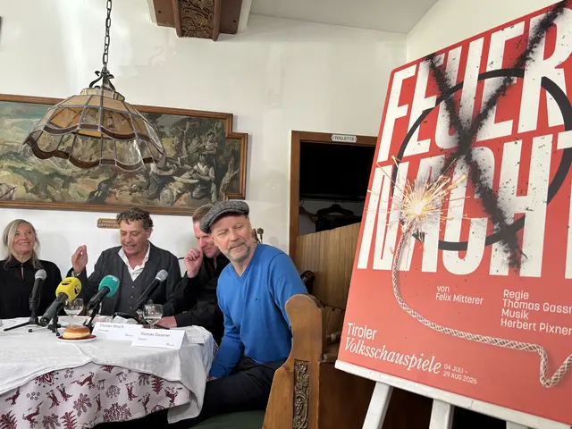 Vorfreude bei der Präsentation im Vorjahr im Café "Olimpia" am Brenner: Mitterers "Feuernacht" wird 2026 das Hauptstück bei den Tiroler Volksschauspielen in Telfs unter dem künstlerischen Leiter Gregor Bloéb. Herbert Pixner und Band spielen bei den Aufführungen live! | Foto: Georg Larcher