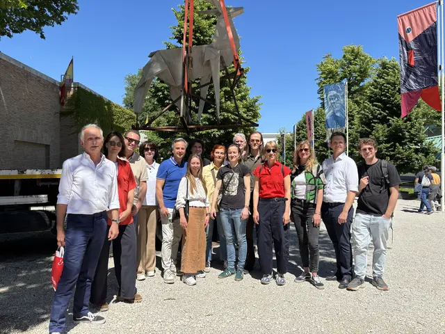 Steirische Künstlerinnen und Künstler reisten gemeinsam mit Vertreterinnen und Vertretern des Landes Steiermark, des Universalmuseums und der Presse zur Venedig-Biennale. Am Foto vor dem Beitrag aus der Ukraine.  | Foto: MeinBezirk/Antonia Unterholzer