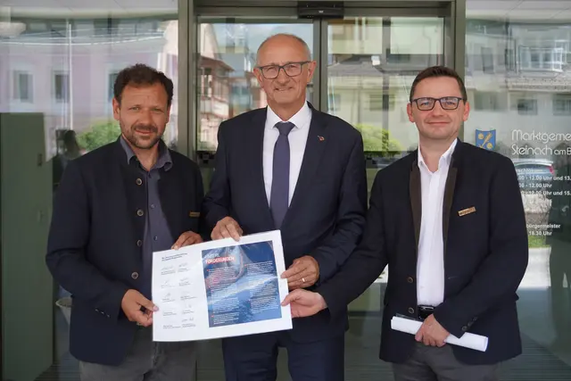 Planungsverbandsobmann Florian Riedl (l.) und sein Stellvertreter Karl Mühlsteiger (r.) mit LH Anton Mattle, der bei der Demo am Samstag ebenfalls anwesend sein wird. | Foto: Kainz