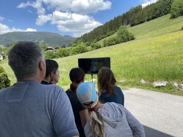 Hier auf diesem Archivfoto sieht man, wie die Rehkitzrettung Lungau gerade ein Feld vor der Mahd nach versteckten Rehlein absucht. | Foto: pjw
