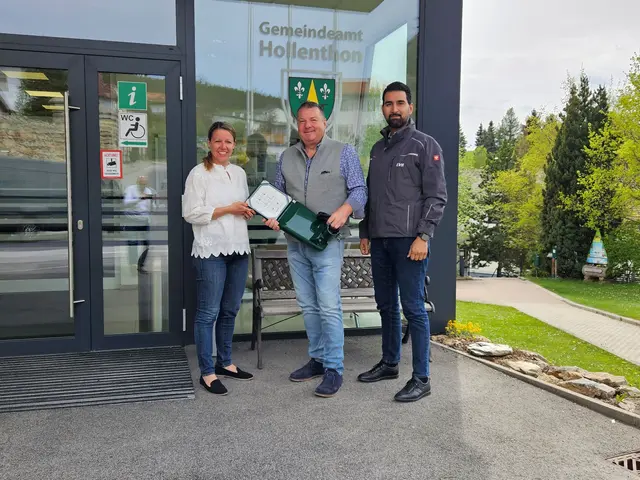 v.l.n.r. Ulrike Schmidt (EVN Kundenbetreuerin), Manfred Grundtner (Bürgermeister Hollenthon), Firat Güzel (EVN Lichtservice). | Foto:  © EVN