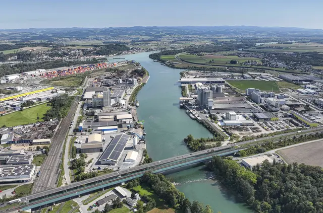 Blick auf den Ennshafen 2025: Der Logistikstandort nutzt Wasser-, Bahn- und Landwege für den Umschlag von Containern, Gütern und Schwergut. | Foto: Ennshafen