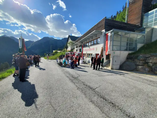 Bei Kaiserwetter wurde der feierliche Festakt bei der Feuerwehrhalle ins Spiss abgehalten. | Foto: Schwarz