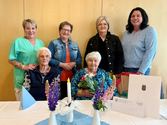 Alexandra Bauer, Rosina Beidi, Margit Auer, Jubilarin Gisela Schmidt, Monika Mayrhofer und Alexandra Hartner (v.l.) | Foto: Stadtgemeinde Raabs