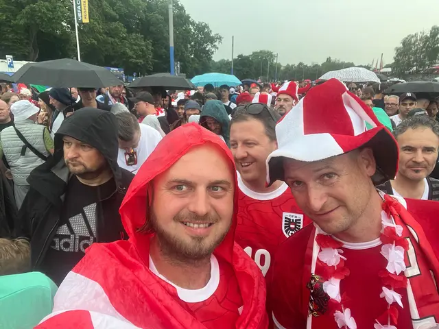 Timo Bichler (rechts) war mit Freunden in Berlin beim EM-Spiel der Österreicher live dabei. Nun lassen sich die Schärdinger das erste WM-Spiel seit 1998 in den USA nicht entgehen. Sie sind live vor Ort wenn Österreich am 22. Juni auf Argentinien trifft.  | Foto: Bichler