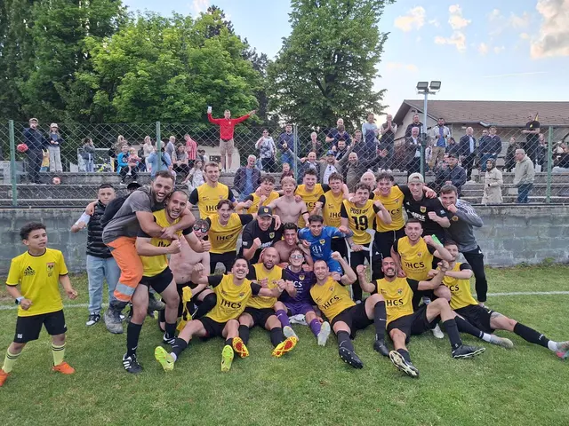 Nach dem Heimsieg war die Freude am Postsportplatz besonders groß. Der Post SV sichert sich mit dem Sieg den Meistertitel.  | Foto: Harald Hofstetter