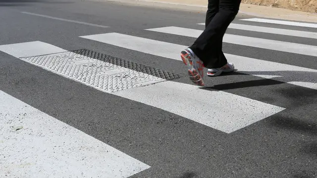 Der 58-jährige Fußgänger soll mit Verletzungen unbestimmten Grades ins Krankenhaus Friesach eingeliefert worden sein. (Symbolfoto) | Foto: stock.adobe.com/at/Daylight Photo 