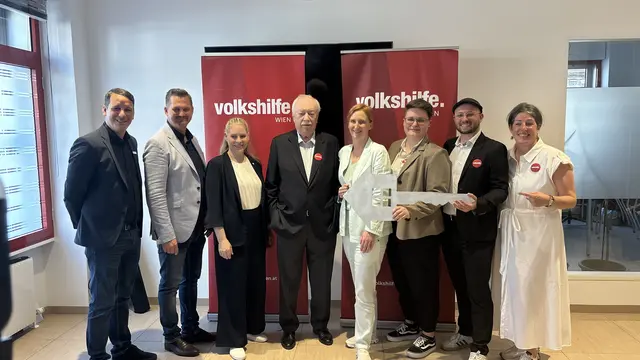 Mit einer symbolischen Schlüsselübergabe wurde der neue Standort von Mobil Betreutes Wohnen – Housing First eröffnet.  | Foto: Kathrin Klemm/MeinBezirk