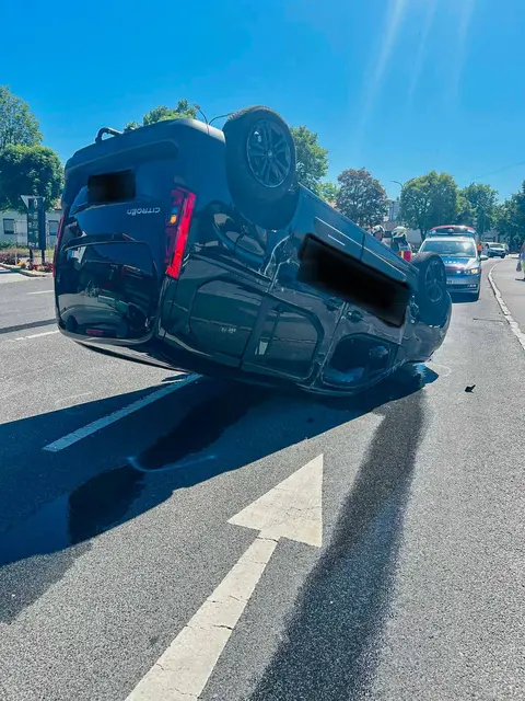 Auf der Höhe der Turmöl-Tankstelle Großpetersdorf kam es Dienstagvormittag zu einem Verkehrsunfall. Zwei Personen wurden dabei verletzt.  | Foto: Feuerwehr Großpetersdorf