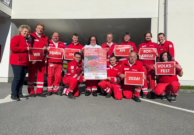 Ein Teil der Mitarbeiter und Verantwortlichen des Volksfestes 2026 präsentiert stolz das Festplakat. | Foto: Rotes Kreuz Waidhofen