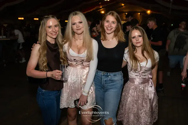 Ausgelassene Partystimmung beim jährlichen Katsdorfer Zeltfest. | Foto: Everlightevents Media