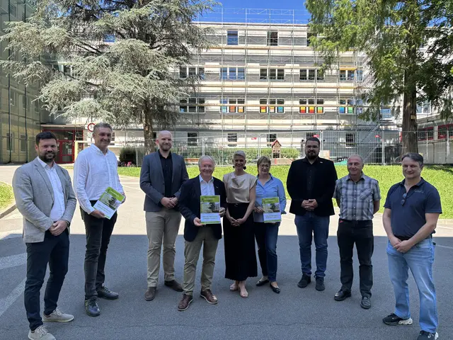Stadtamtsdirektor Philipp Huemer, Projektleiter Michael Friedberger, Mittelschuldirektor Matthias Weihrich, Bürgermeister Josef Ober, Volksschuldirektorin Anita Bruckgraber, Bildungsstadträtin Rosemarie Puchleitner, Abteilungsleiter Robert Schmidt (Liegenschaftsverwaltung), PTS-Direktor Gerald Posch und Hauswart Helmut Temmel (v. l.)