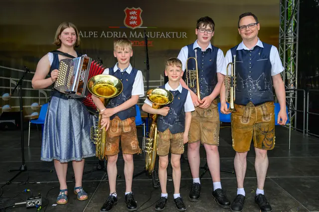Die Familienmusik Leitner sorgten für Unterhaltung am Marktplatz.  | Foto: Thomas Hude