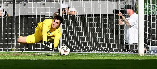 ... er hält den Ball vielleicht ... | Foto: Hassl