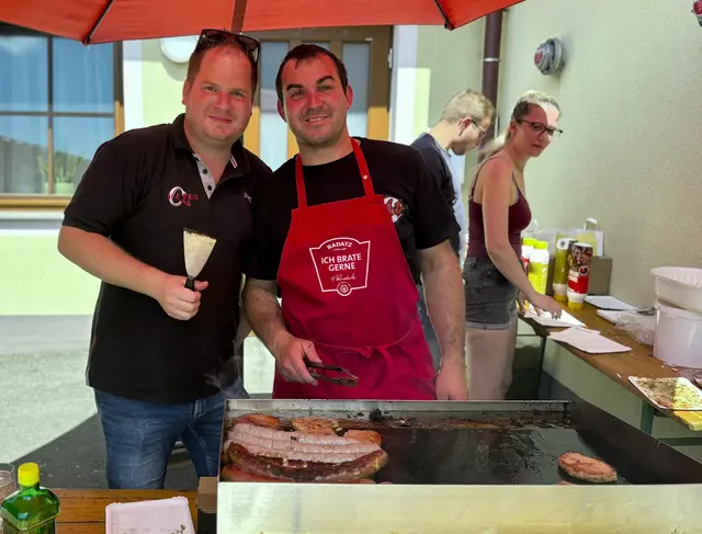 Es wurden Bratwürstel, Käsekrainer, Gebäck mit Geselchtem oder Käse, Getränke sowie Kaffee und Kuchen angeboten. | Foto: Markus Kahrer