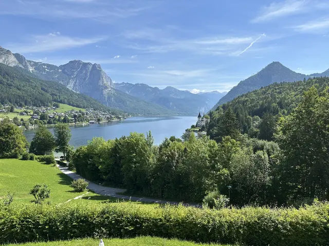 Urlauberinnen und Urlauber sowie Tagesgäste könnten ab 2027 verstärkt mit dem Zug ins Ausseerland anreisen. Das dürfte die Parkplatzsuche entlang der Seen erleichtern. | Foto: Christoph Schneeberger/MeinBezirk