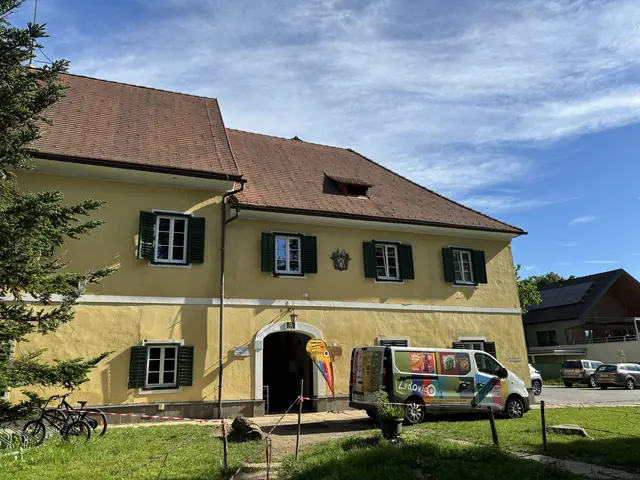 Das Schulgebäude in der Stadt Deutschlandsberg.