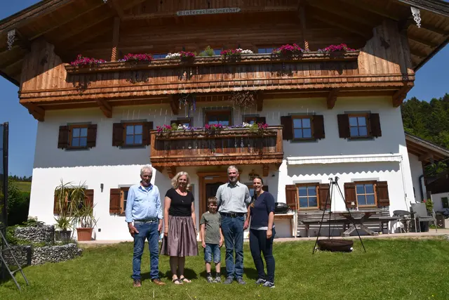 Die Familie Anker-Feistl betreibt den "Hinterschachnerhof" in Niederndorferberg und setzt auf Direktvermarktung.  | Foto: Barbara Fluckinger