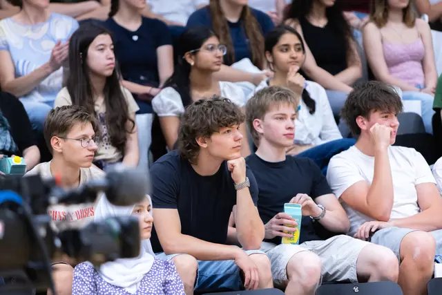 Rund 500 Schülerinnen und Schüler fanden sich im Raiffeisen Sportpark ein.  | Foto: Konstantinov