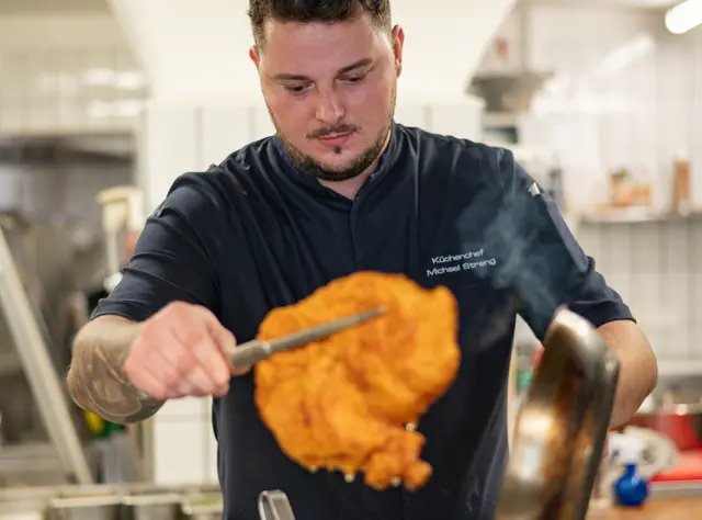 Küchenchef Michael Streng und sein Team setzen konsequent auf die Verwendung von Tiroler Lebensmitteln | Foto: Landgasthof „Zum Wilden Mann“