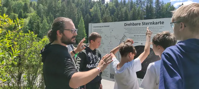 Ein weiteres Highlight ist das Aktivprogramm zum Thema „Mondlauf": Auf einer 20 Meter langen Strecke wird die Laufzeit gestoppt und dient als spielerische Grundlage, um Entfernungen verschiedener Himmelskörper, wie den Mond, greifbar zu machen.  | Foto: Naturpark Sölktäler· Naturparkschule Stein/Enns