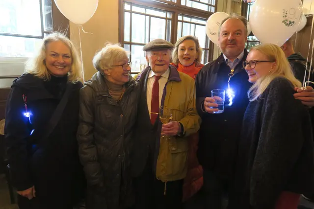 Reinhard Winkler (3.v.l) feierte seinen 90er im Beisein seiner Liebsten, die ihn vor seiner Wohnungstüre mit einem Ständchen überraschten. | Foto: Patricia Hillinger/MeinBezirk