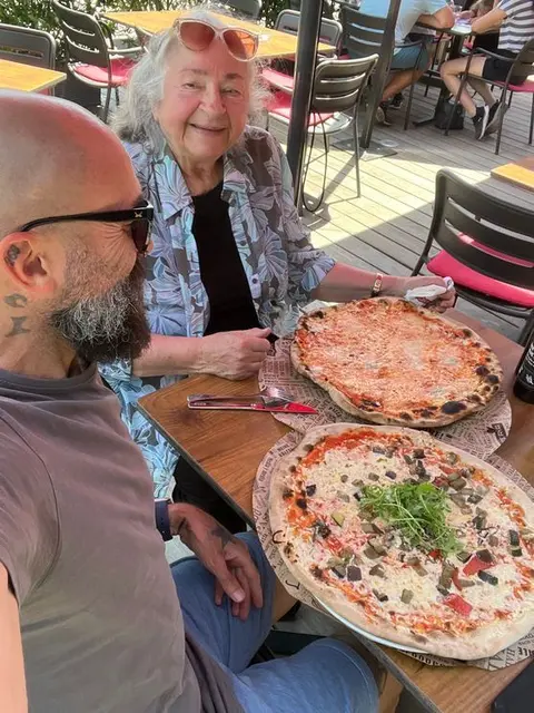 Noch ein gemeinsames Pizzaessen - und tschüss bis zum nächsten Mal; die Arbeit am Schreibtisch ruft ihn zurück!
