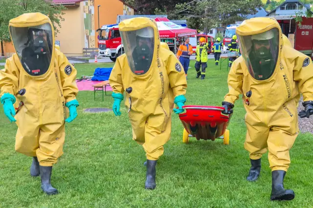Ein Trupp unter Schutzstufe-III-Anzügen (gasdicht) übte für den Ernstfall eines Chlorgasunfalls im Goiserer Parkbad. | Foto: FF Bad Goisern