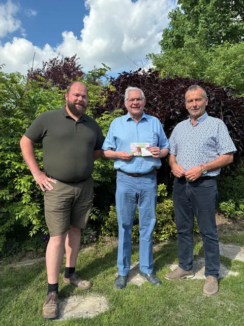 Stadtrat Andreas Stern, Jubilar Anton Keppel und FPÖ-Bezirksparteiobmann Nationalrat Alois Kainz. | Foto: FPÖ