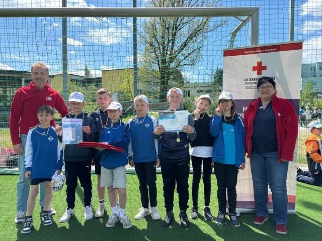 Die Volksschule Zwettl-Hammerweg – gemeinsam mit Schwimmreferent Christoph Grötzl und der Bezirksleiterin des NÖ JRK Andrea Neuwirth. | Foto: privat