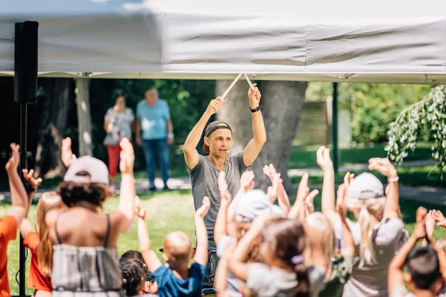Um 11 Uhr startet das Salonorchester der Wiener Neustädter Instrumentalisten den Konzertreigen beim diesjährigen Stadtparkfest am 13. Juni. | Foto: Busy Shutters
