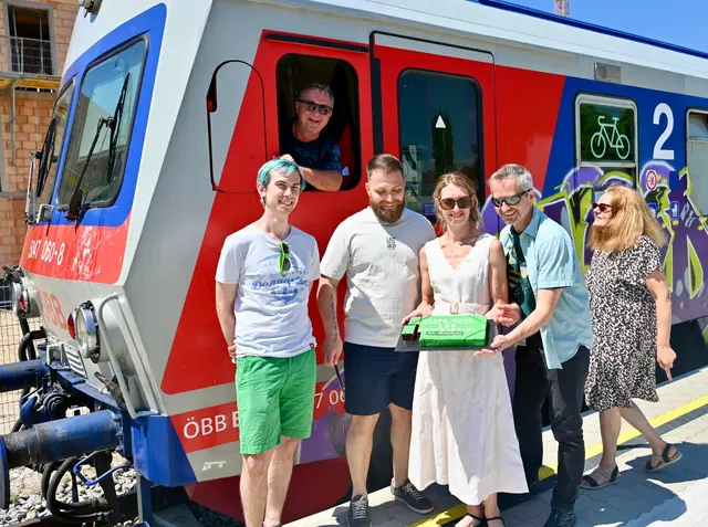 Gefeiert wurde das "Almi"-Jubiläum mit einer Torte. | Foto: Grüne Wels