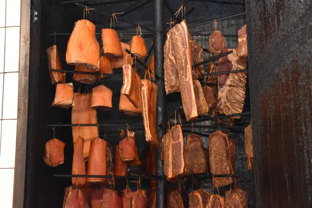 Die Familie Anker-Feistl konnte mit hofeigenen Fleisch- und Wurstprodukten bei Prämierungen überzeugen.  | Foto: Barbara Fluckinger