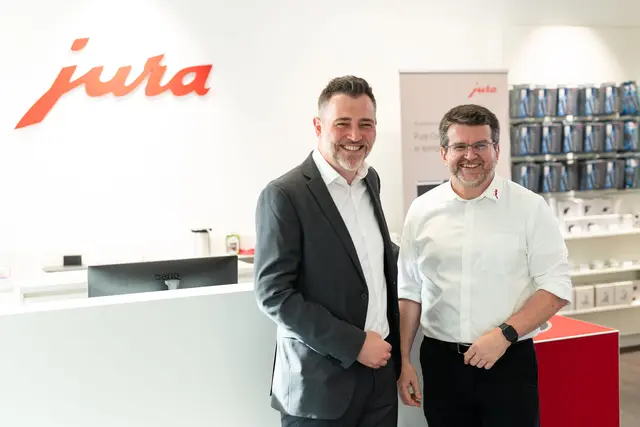 Guido Waltran, Verkaufsleiter für Salzburg und Linz mit Jura Store Linz-Manager Bernhard Scharinger. | Foto: SCD
