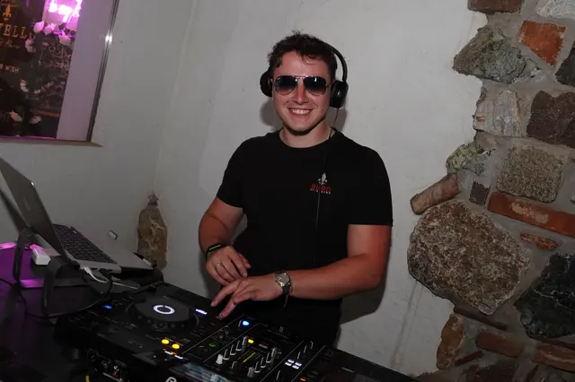 Für die passenden Beats sorgte unter anderem auch Julian Neumann an den Turntables. | Foto: MeinBezirk/Michael Blinzer