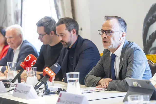 Politik, Festspiele und Verkehrsexperten informierten über Verkehrsplanung, Kommunikation und Maßnahmen zur Vorbereitung auf die Baustellenphase im Festspielbezirk. | Foto: Stadt Salzburg/Wildbild/Rohrer