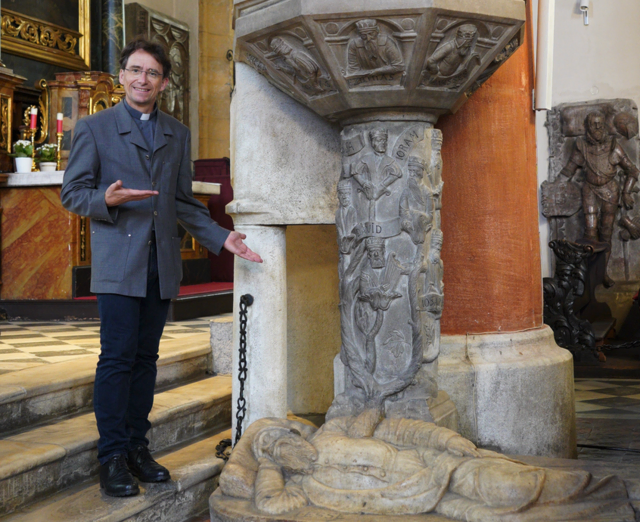 Stadthauptpfarrer Richard Pirker vor historischen Kanzel. | Foto: MeinBezirk.at