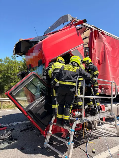 Der Unfall forderte Verletzte. Involviert waren drei Lkws. | Foto: Doku NÖ
