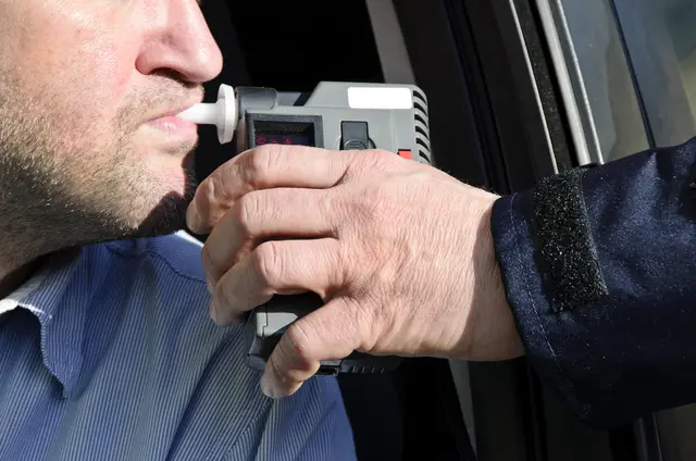 Schwer beschädigtes Auto auf Autobahn, Lenker betrunken und ohne Schein