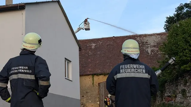 Rauch über dem Pfarrhof in Sankt Marein: Zahlreiche Feuerwehren übten den Ernstfall eines Gebäudebrandes mit Menschenrettung und Brandbekämpfung. | Foto: Manuela Kopper