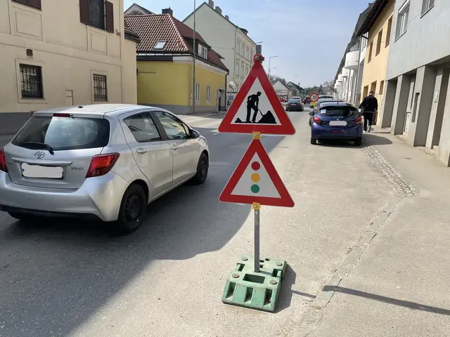 Im Oktober gibt es auf der B14 in Kierling wieder Bauarbeiten mit halbseitiger Sperre. Der Verkehr wird dann händisch geregelt. | Foto: MeinBezirk/Seebacher