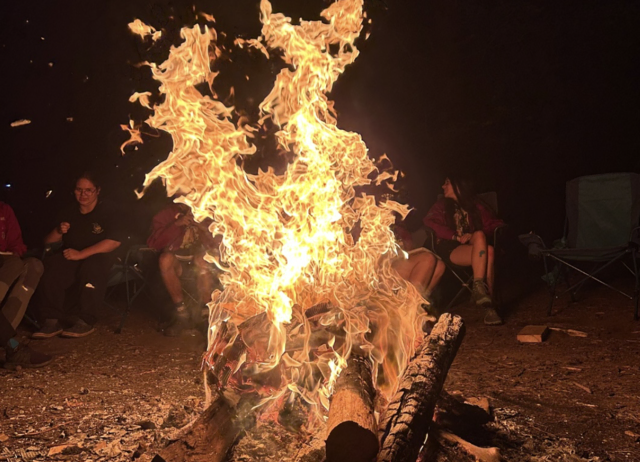 Neben klassischen Verpflegungsangeboten aus der Lagerküche sorgte am Abend das Lagerfeuer im Körner-Areal mit Musik, gemeinsamen Liedern und einer Cocktailbar für den stimmungsvollen Ausklang der Feierlichkeiten. | Foto: Pfadfinder Horn