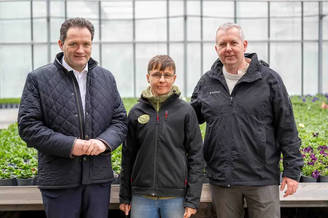 v.l.: Norbert Totschnig (ÖVP) besuchte die Gärtnerei von Barbara und Karl Rzihauschek.  | Foto: Hermerka/BMULK