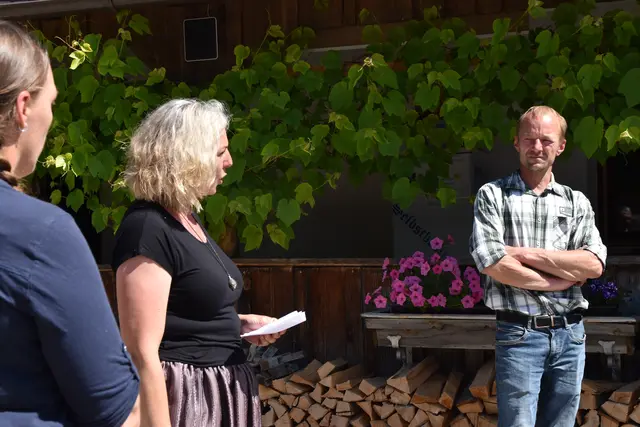 Betriebsführerin Claudia Anker-Feistl beim Rundgang durch den Hof.  | Foto: Barbara Fluckinger